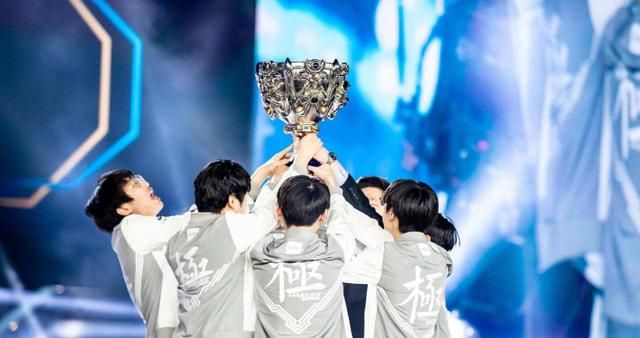 从玩家到职业选手？电竞劝退师：你的概率十二万分之一(图1)