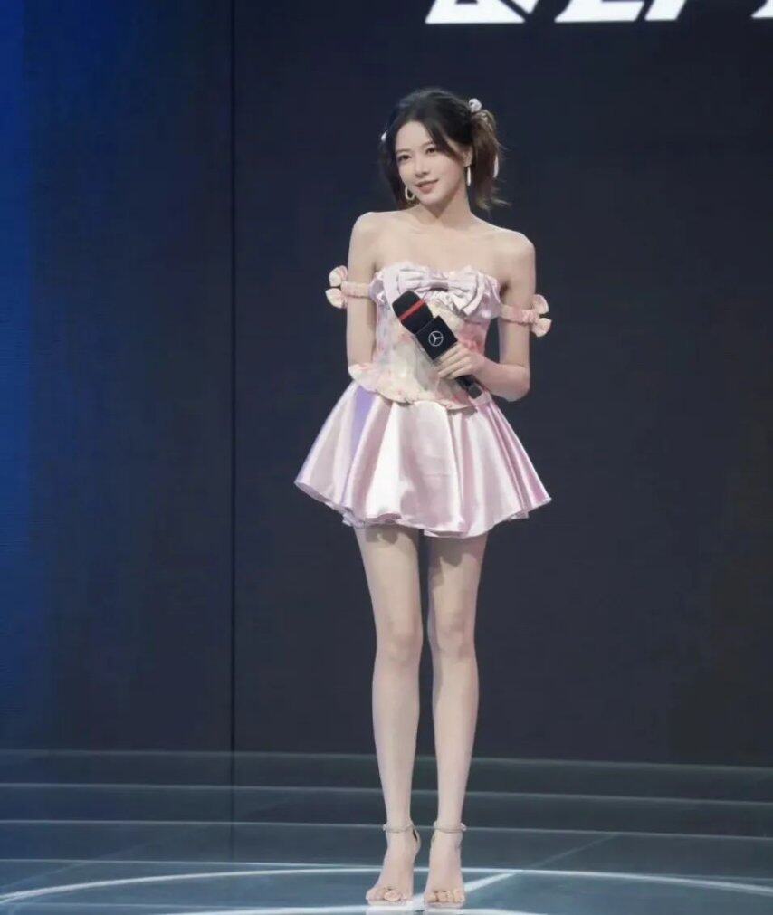 LPL女主持骆歆侧面像怀孕？树奈奈直播意外露出骆歆侧面网友：故意的(图5)