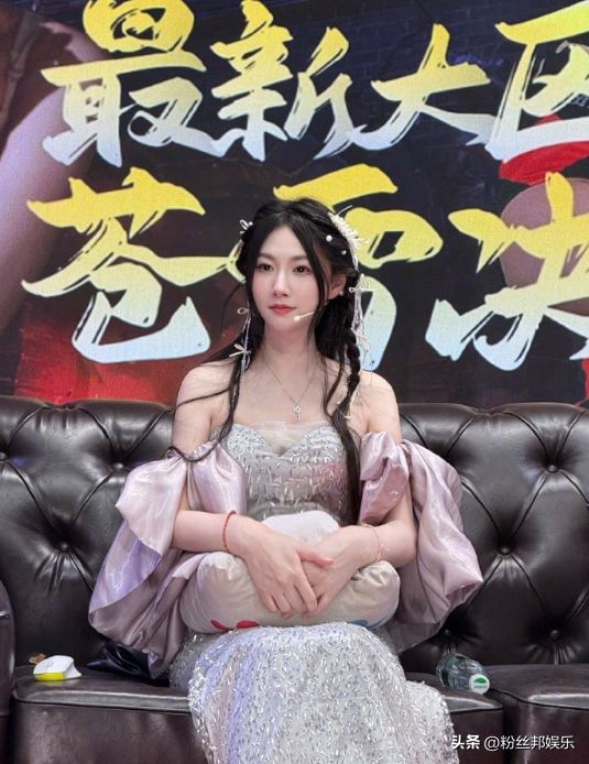 电竞女神也难逃中年发福？小苍变胖20斤自嘲肚子都能打鼓了(图2)