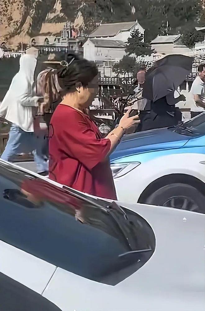 女子不配合执法在小西天景区逆行顶撞交警当地警方回应：稍微顶了一下人未受伤她开车着急去洗澡(图3)