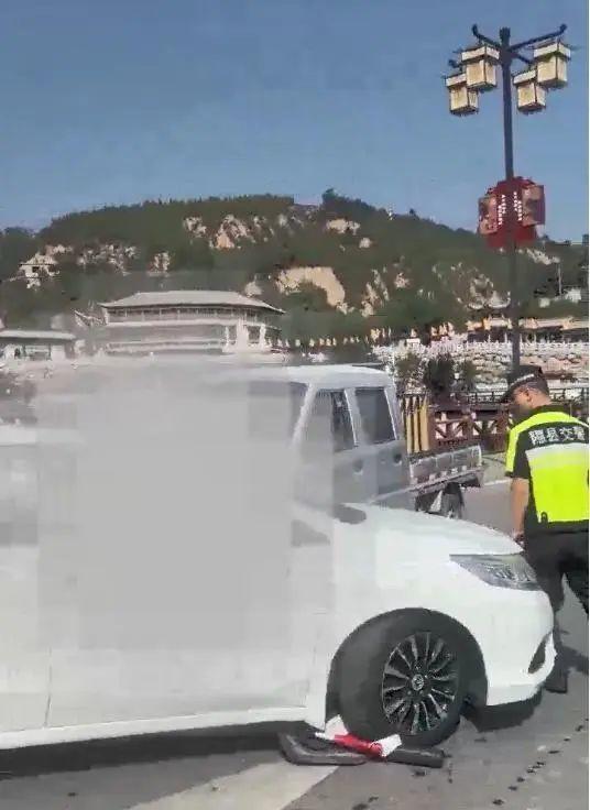 女子不配合执法在小西天景区逆行顶撞交警当地警方回应：稍微顶了一下人未受伤她开车着急去洗澡(图2)