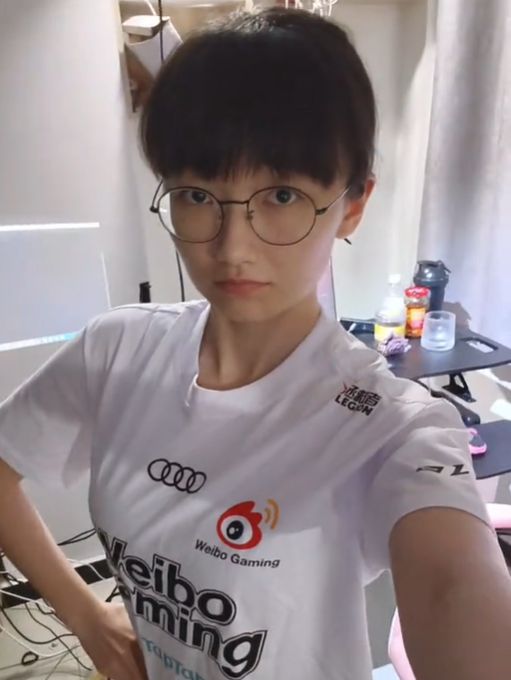 电竞圈惊现女版Faker擦边直播网友直呼“生理不适”！(图14)