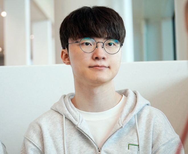 女主播因长相酷似faker而火穿女仆装擦边LOL段位只有白银(图1)