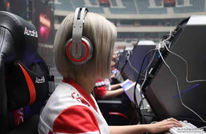 女版Faker：抖音主播莎赫儿挂T1战旗直播LOL