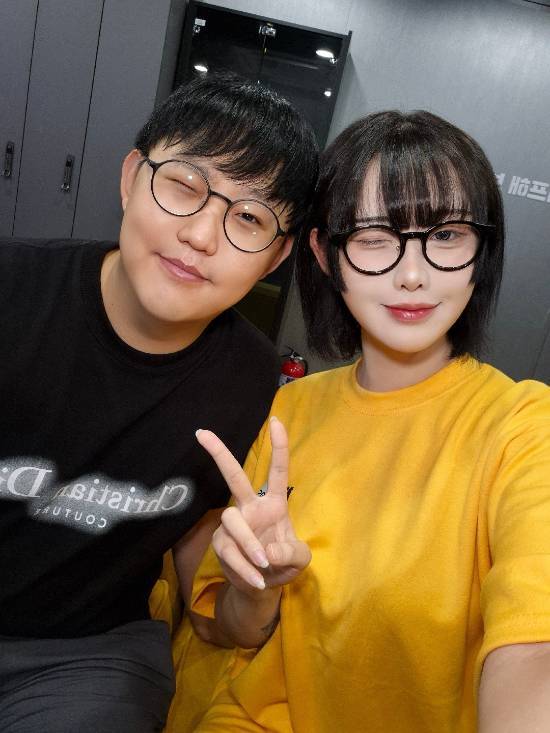 性感韩援Yasal与知名电竞选手imp合影：二人表情神似!(图3)