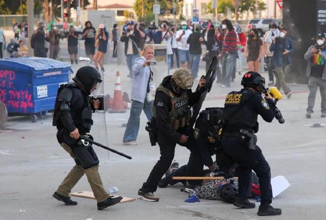 洛杉矶冲突加剧特朗普派出2000名国民警卫队(图4)