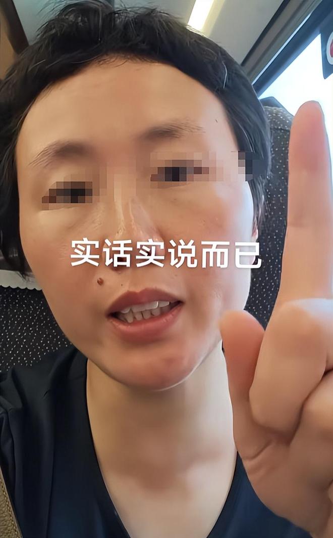 酒店好心提供免费停车券女子大发雷霆：没车不配住你们酒店吗？