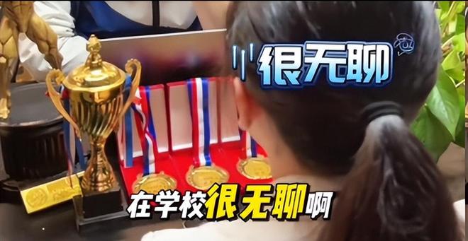 13岁女孩亲手撕毁重点初中通知书要当电竞职业选手只为多挣钱(图10)