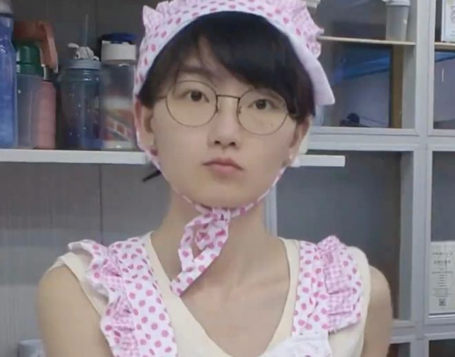 女网红莎赫儿哗众取宠穿女仆装参加各种活动引faker粉丝不满