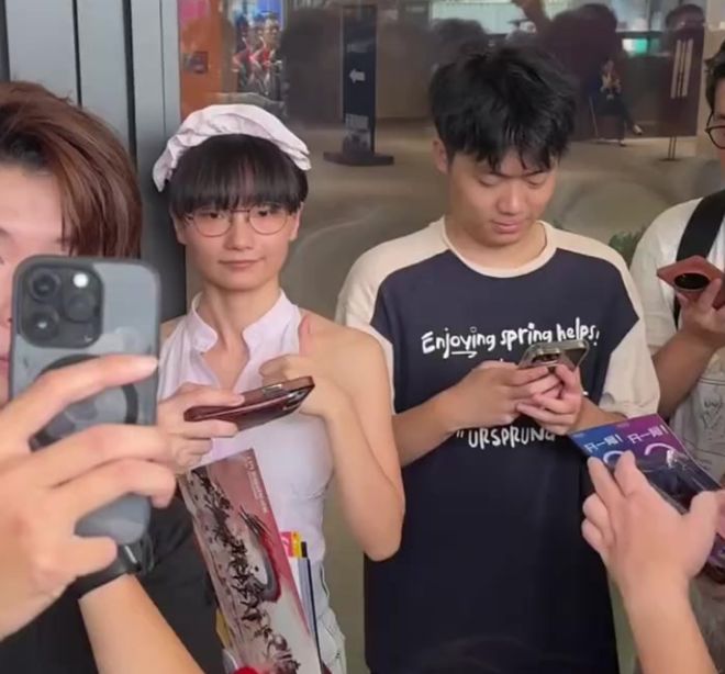 女网红莎赫儿哗众取宠穿女仆装参加各种活动引faker粉丝不满(图3)