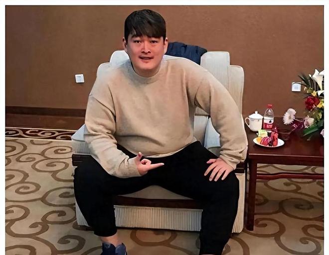 赵本山子嗣罕见亮相180斤“尊贵体型”引关注旁边女子似杨颖(图7)