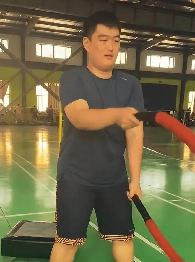 赵本山子嗣罕见亮相180斤“尊贵体型”引关注旁边女子似杨颖(图5)