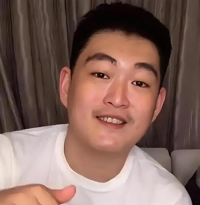 赵本山子嗣罕见亮相180斤“尊贵体型”引关注旁边女子似杨颖(图4)