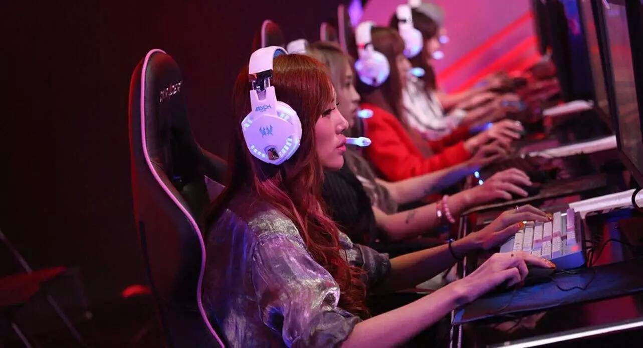 因为掠夺者江城姑娘在“PL Girls”的舞台过招儿！