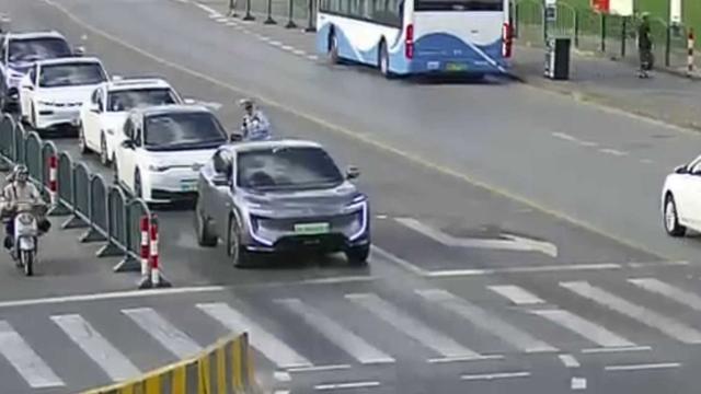 我去帮你找糖！女子低血糖晕倒在上海街头警民合力寻找“救命糖”