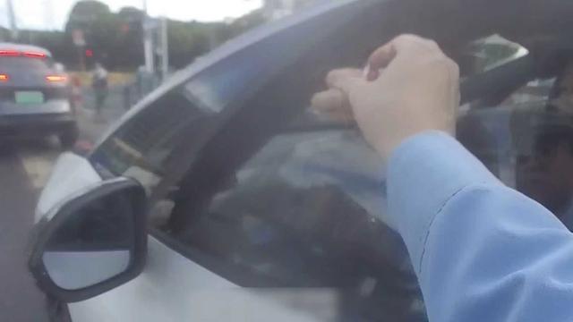 我去帮你找糖！女子低血糖晕倒在上海街头警民合力寻找“救命糖”(图2)