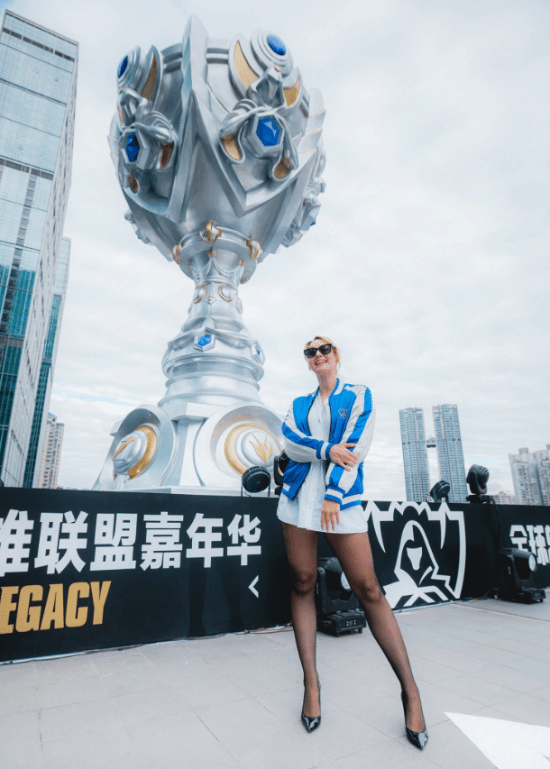 欧洲美女主持晒S15奖杯 惊呼好大啊！(图2)