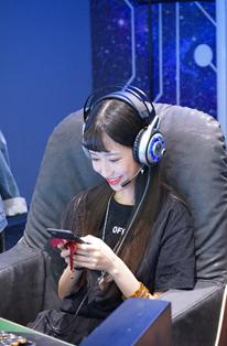 电竞女主播纯欲天花板腐团儿！紫色包臀裙秀好身材三七分长腿