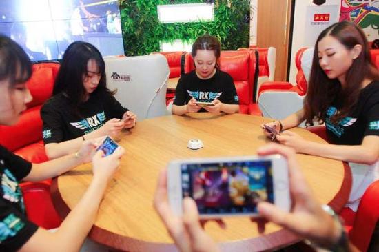 LPL年度最佳解说Rita力压管泽元颜值与解说实力并存背后原因引发热议