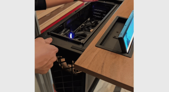 一桌搞定电竞房!联力电竞桌自带PC机箱 PS5NS2支架(图2)