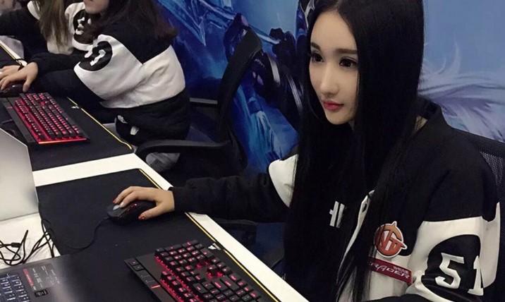 37岁王思聪面相变了下巴后缩秃头有姨味带五个女伴憔悴不开心