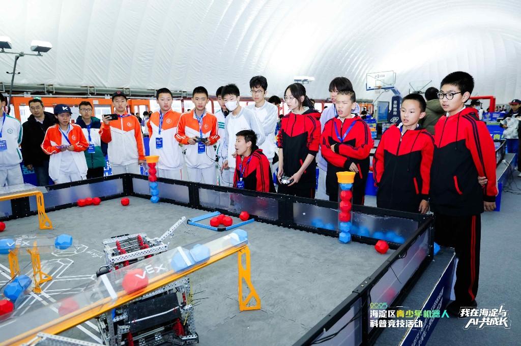 北京海淀：青少年机器人科普竞技活动举办 AI赋能迸发科创活力(图2)
