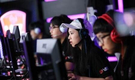 杨幂校花学姐上热搜学院风造型惊艳电竞表演赛圈粉无数！