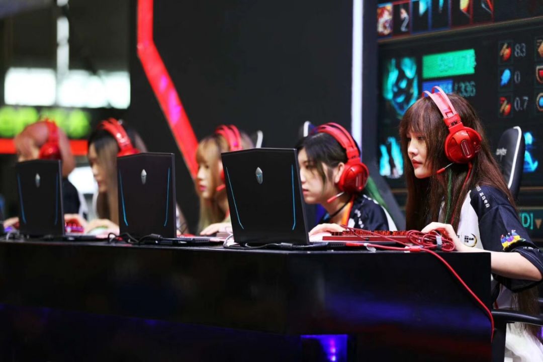 LPL传来一个好消息美女主持余霜发贴怀孕：我们小队有新成员啦(图1)