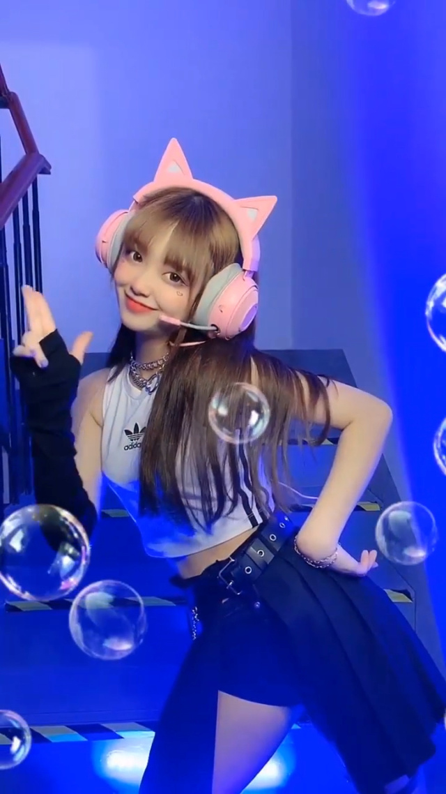 “深V级网红”港风韵味拉满的电竞女神甜御颜配高挑身段美到出圈(图1)