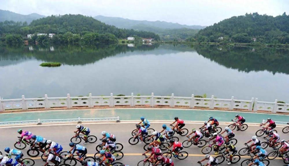 女性电竞选手震撼全场！(图3)