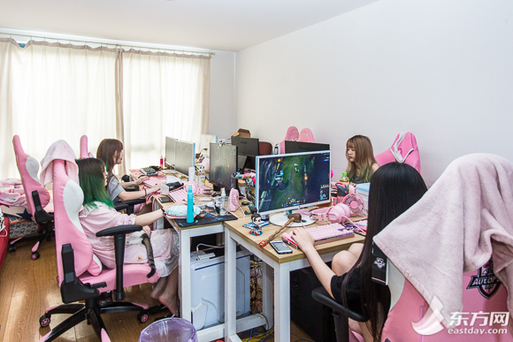 走近这些小姐姐粉色世界的电竞梦是真实还是残酷？(图2)