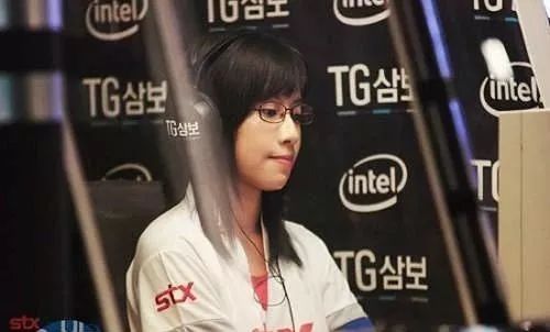 养出千万收入的电竞女选手她让300万粉丝追着喊“妈妈”