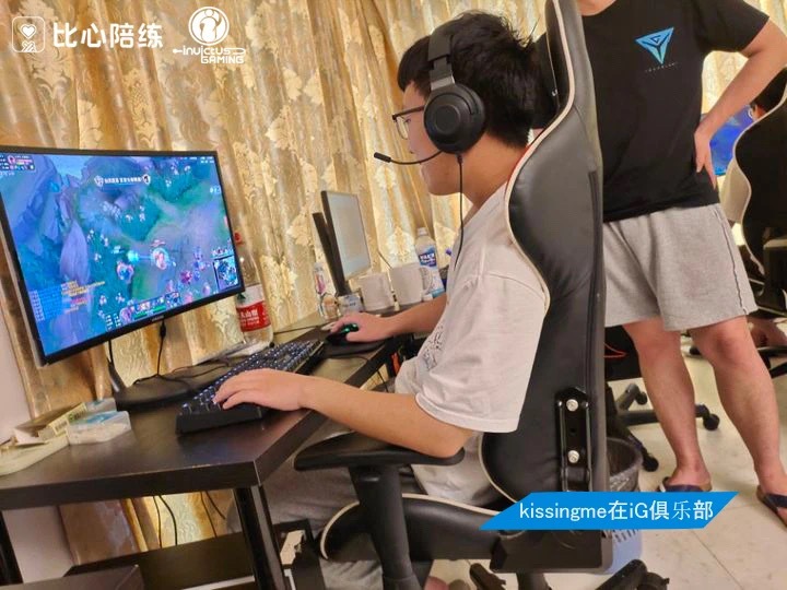 电竞俱乐部打造IP、跨界做潮牌服饰探索商业突围(图1)